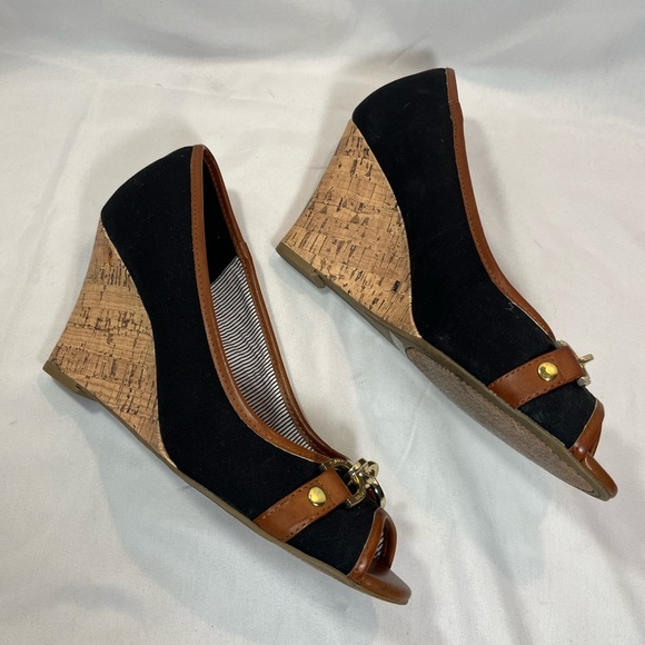 Tommy Hilfiger Black and Brown Wedges with Gold Horseshoe & Chain Over Peep Toe - Picture 3 of 11